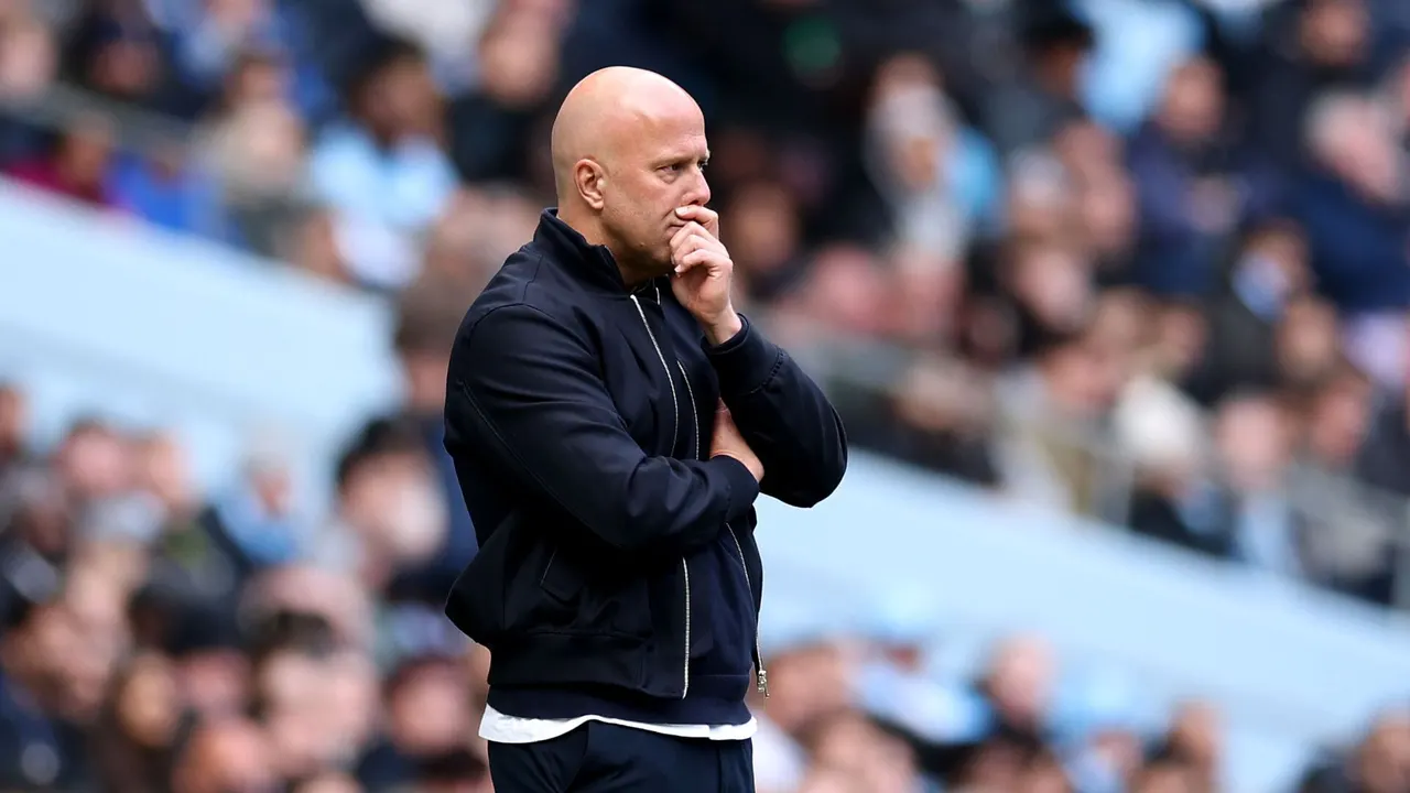 عبارة تختصر الأزمة.. سلوت على بُعد خطوة من الإقالة